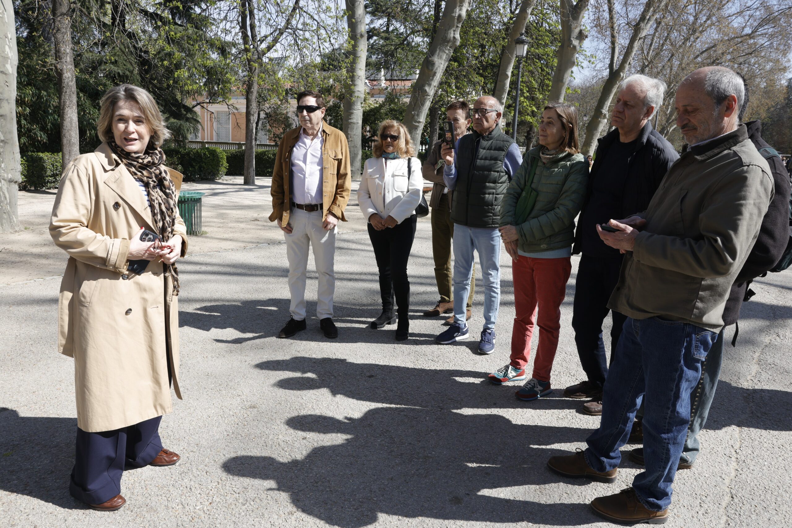 Nuevas Placas Conmemorativas en El Retiro Rinden Homenaje a Figuras Culturales Recientemente Fallecidas
