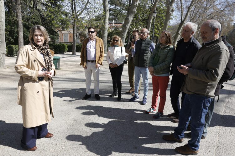Nuevas placas en El Retiro honran a figuras destacadas de la cultura y comunicación recientemente fallecidas.