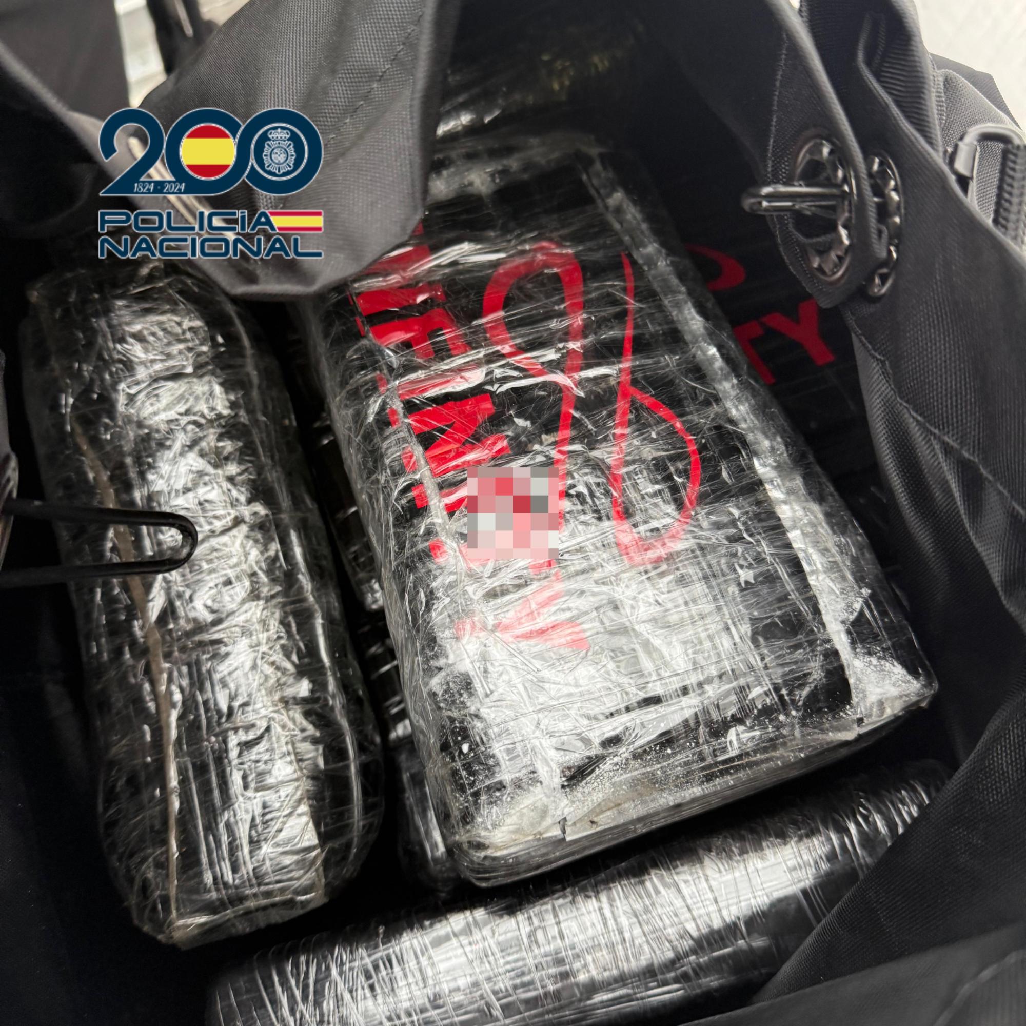 Operación conjunta de las autoridades colombianas: Incautan 110 kilos de cocaína en mochilas deportivas en un contenedor aéreo