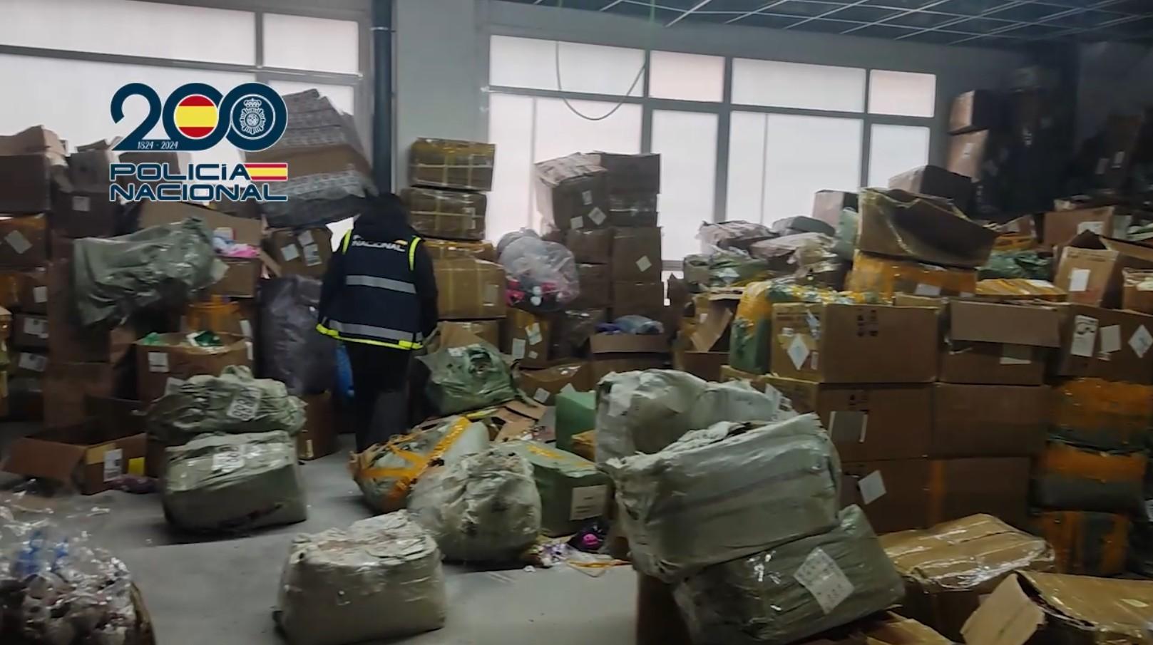 Ministerio del Interior | 25 toneladas de productos falsificados en la mayor intervención realizada hasta el momento: La Policía Nacional incauta más de 600.000 juguetes falsificados de diversas marcas registradas por una conocida plataforma de series y películas