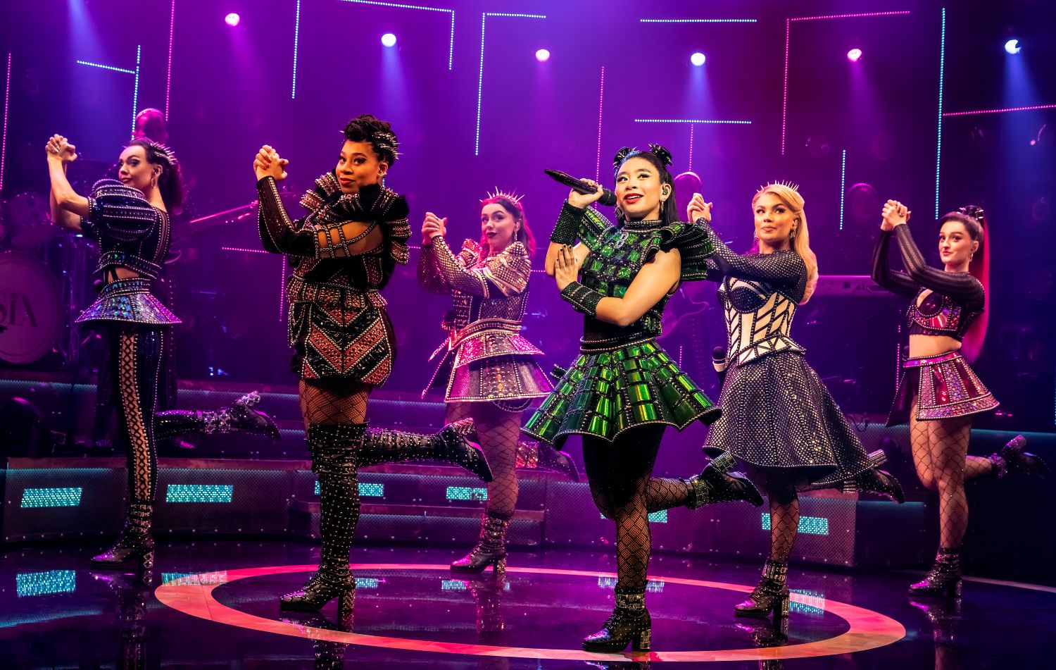 Celebramos a las mujeres que hoy sí cuentan su historia, como las 6 esposas de Enrique VIII en SIX, el Musical