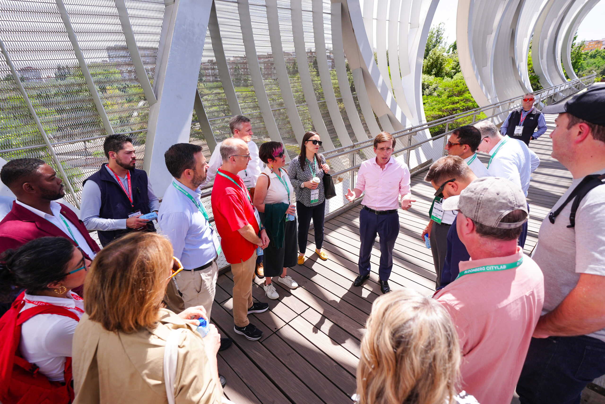 Almeida enseña Madrid Río a alcaldes en Bloomberg Citylab