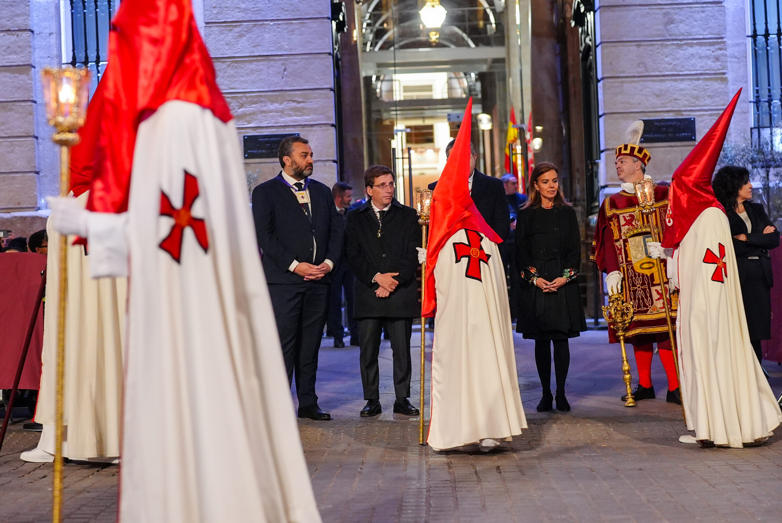 Almeida Participa en la Inaugural Veneración del Lignum Crucis Durante la Semana Santa Madrileña