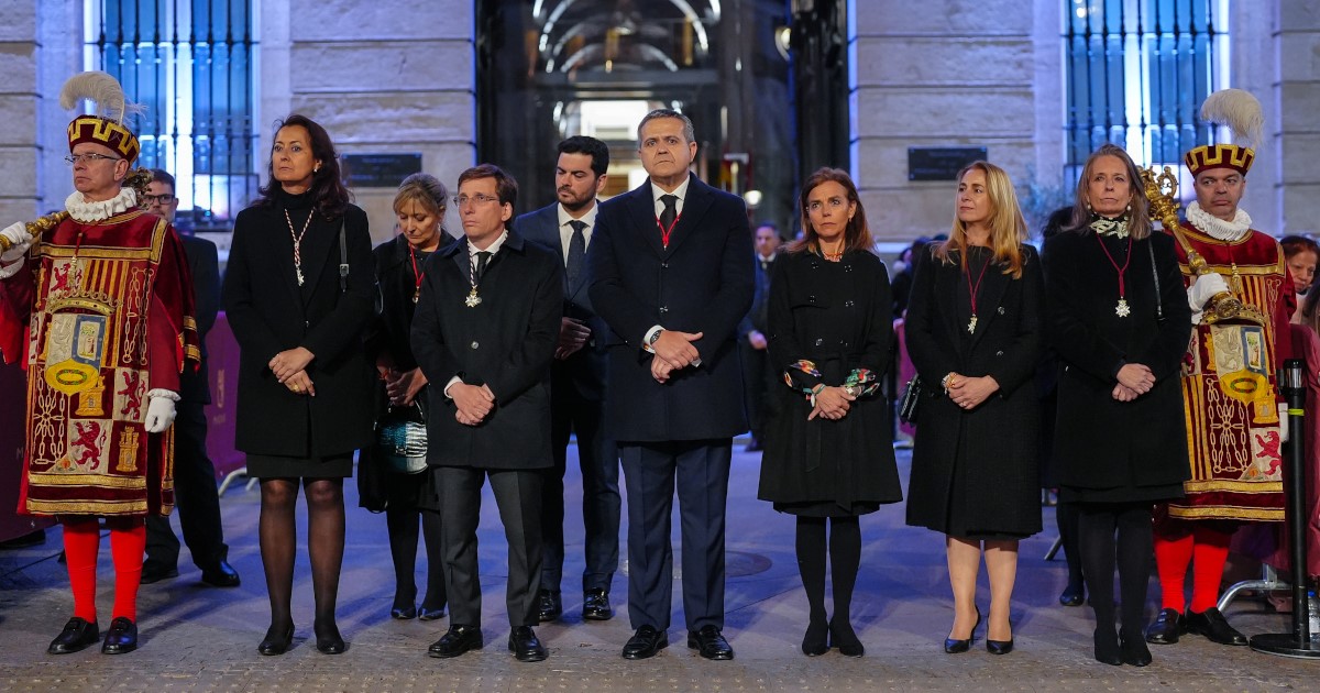 Almeida participa en el histórico primer acto de veneración del ‘Lignum Crucis’ durante la Semana Santa de Madrid