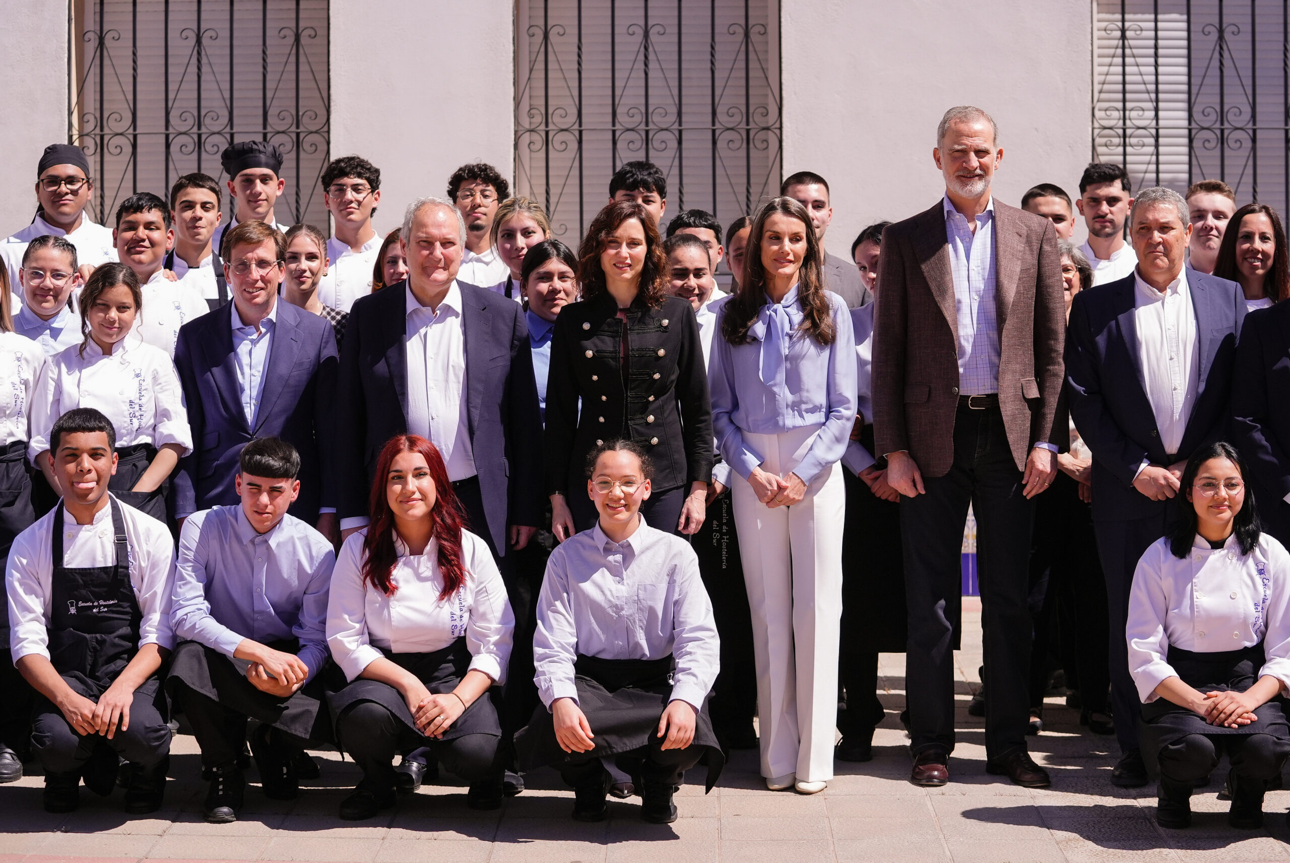 Almeida se une a los reyes en el 25º aniversario de la Escuela de Hostelería del Sur en la Fundación José María Llanos