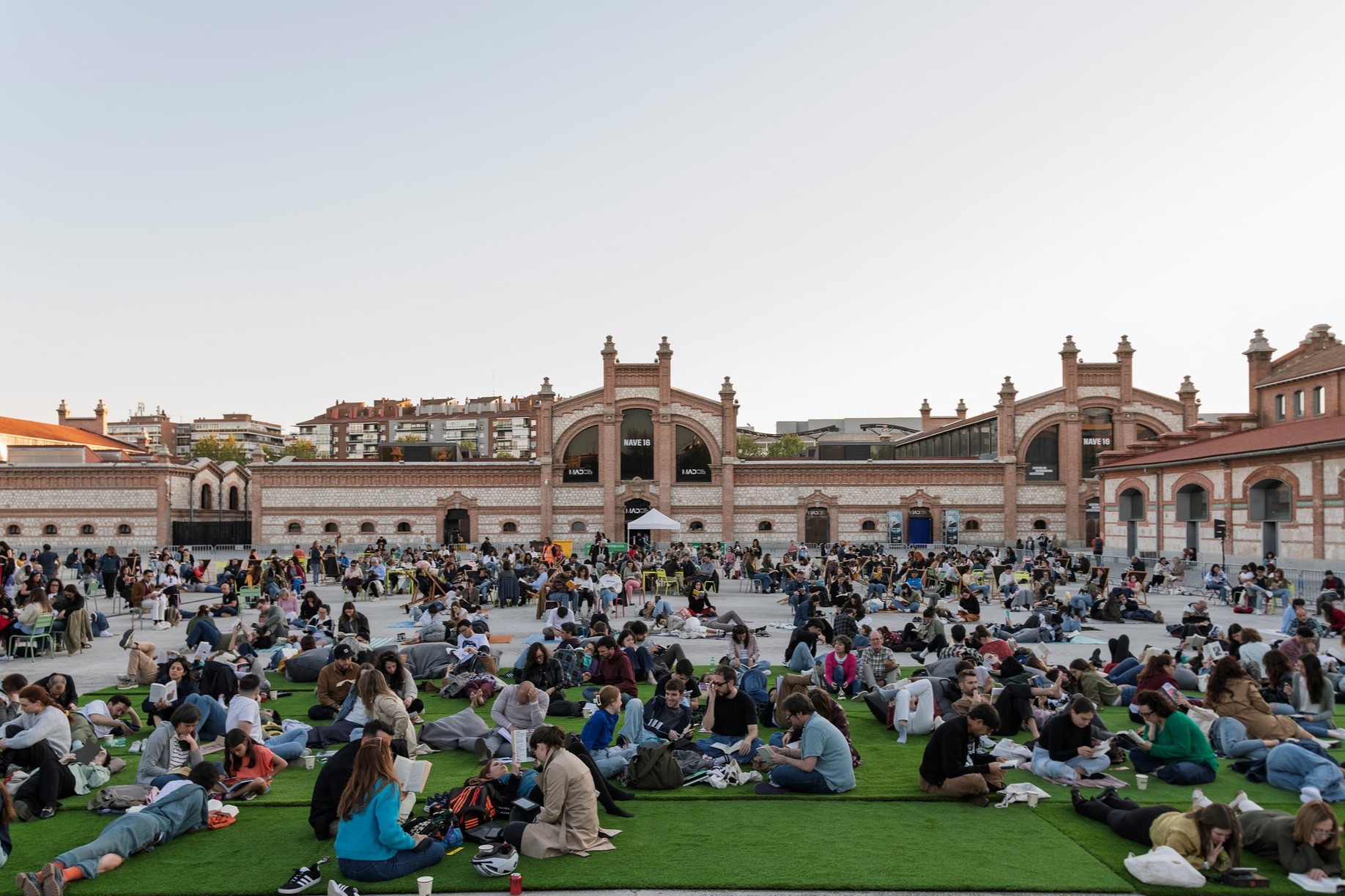 Celebración del Día del Libro en Matadero Madrid: Fiesta de Lectura ‘Meet & Read’ en Casa del Lector
