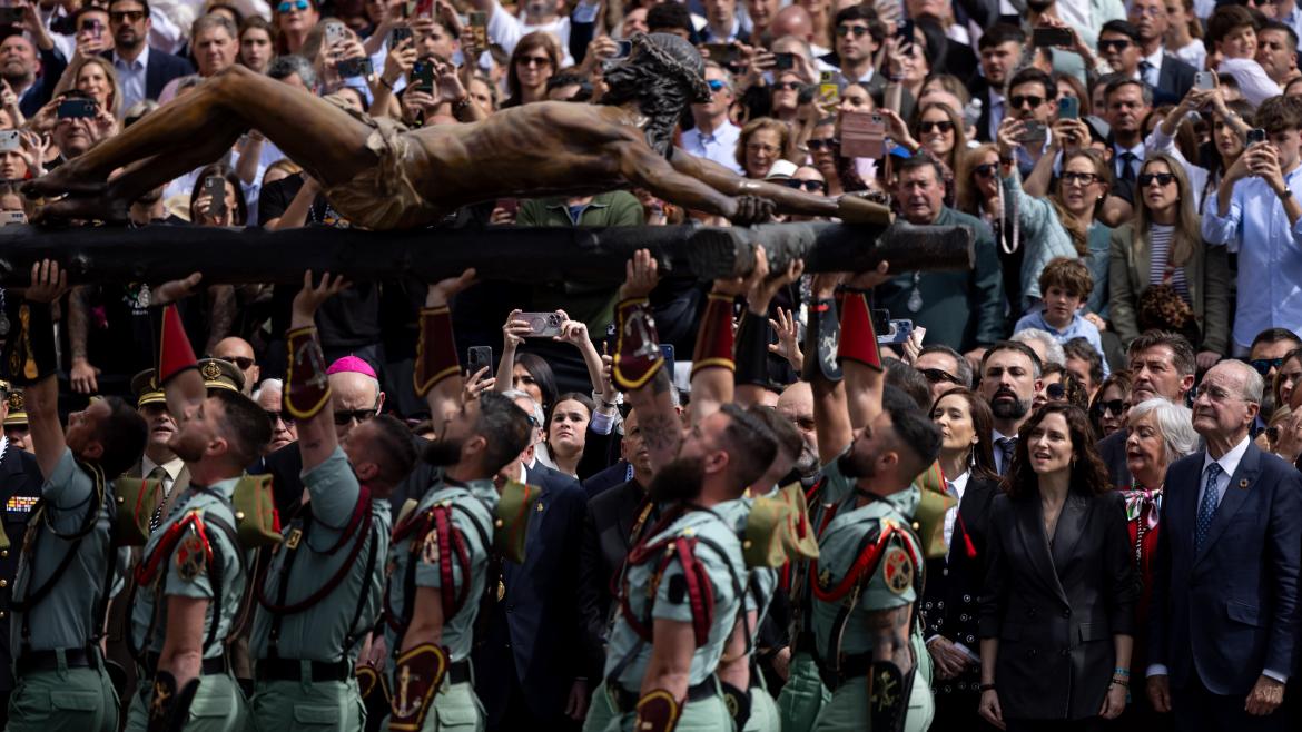 Díaz Ayuso Participa en Málaga en la Procesión del Cristo de la Buena Muerte, Destacando su Oración por los Solitarios y los Valientes