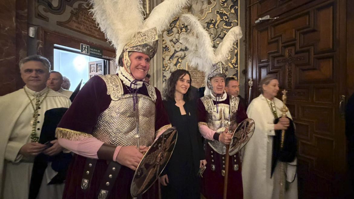 Díaz Ayuso Participa en las Procesiones de Madrugá en Sevilla: Esperanza Macarena y Los Gitanos
