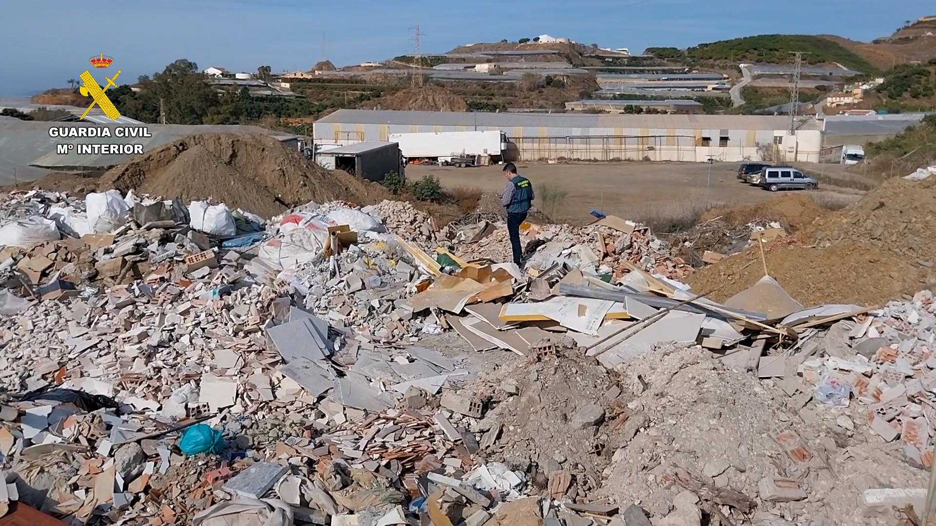 Doce personas bajo investigación por vertido ilegal de más de 160.000 toneladas de residuos de obras en Málaga