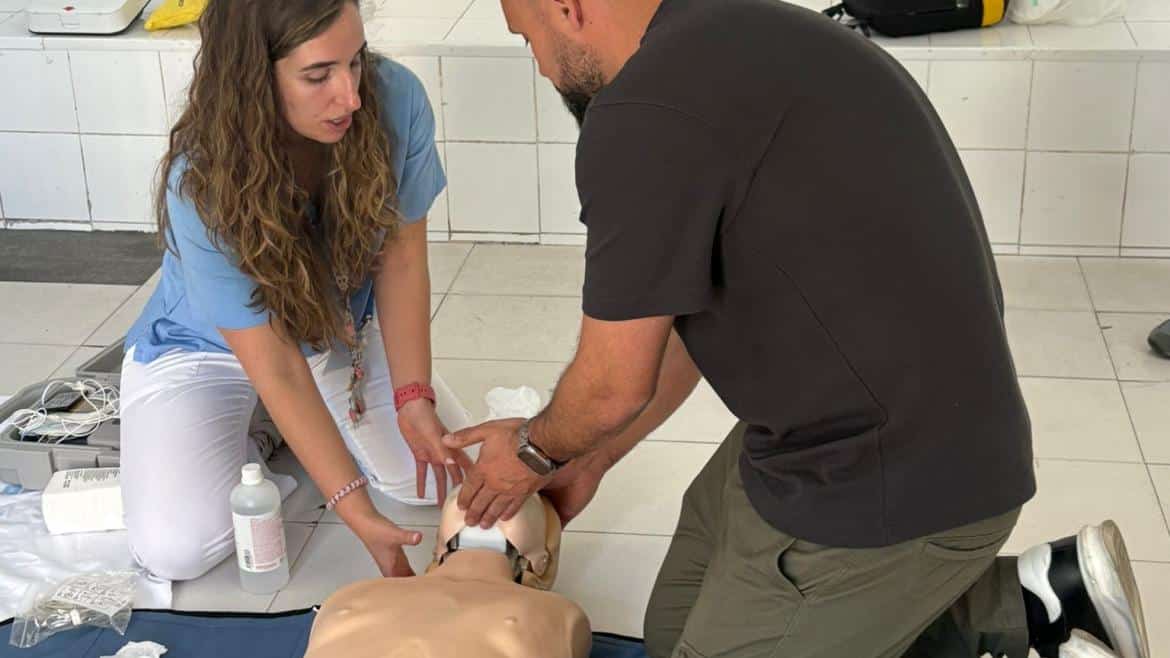 Entrenadores de Fútbol del Club Local Reciben Capacitación en RCP por Expertos de la UCI del Hospital Infanta Cristina