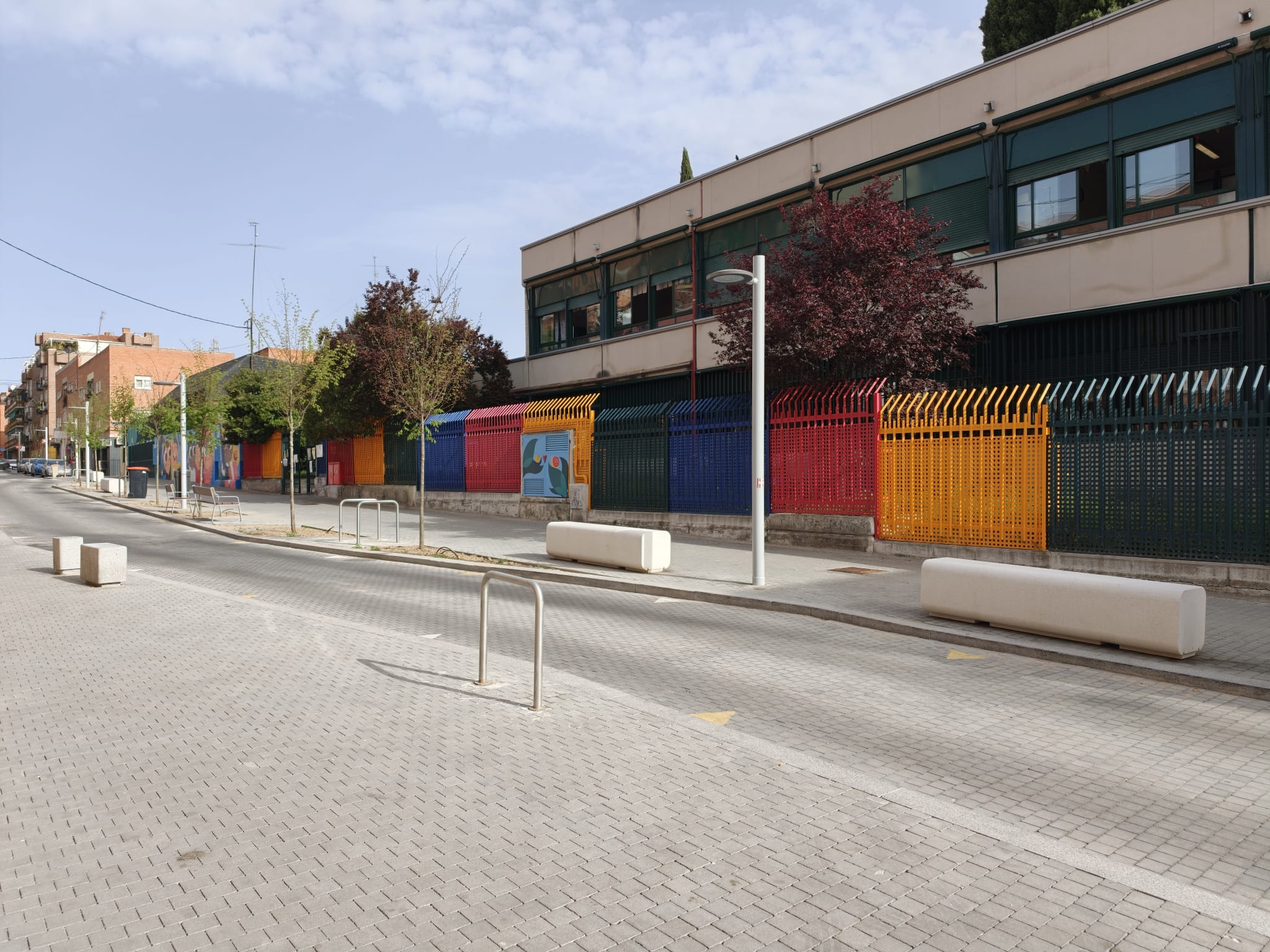 Finalizan las Mejoras del Entorno del Colegio Agustina Díez en Puente de Vallecas