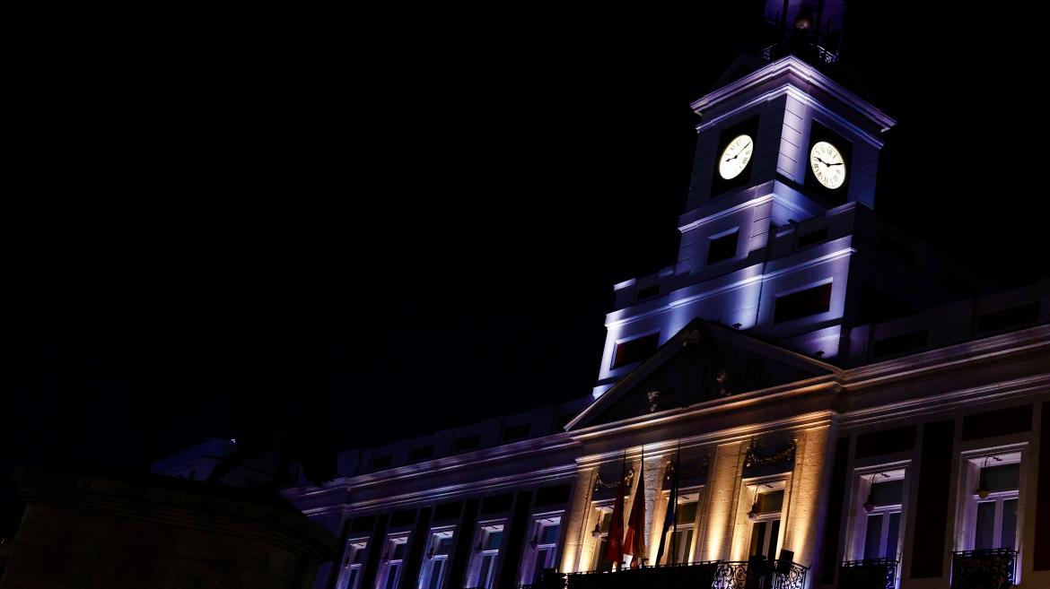 La Real Casa de Correos se tiñe de azul en apoyo al Día Mundial del Autismo en Madrid