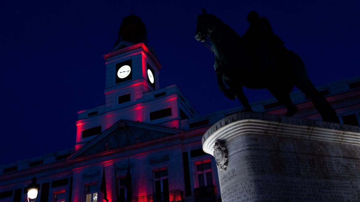 La Real Casa de Correos se tiñe de rojo por el Día Mundial de la Hemofilia en Madrid