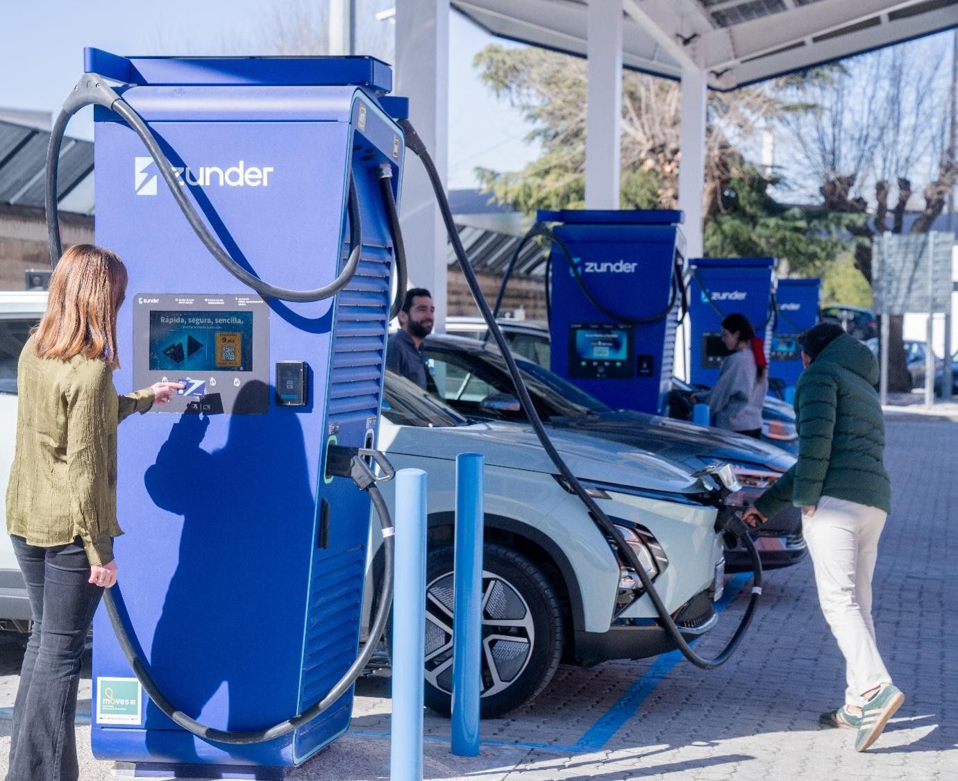 Mayoría de Conductores Opta por Vehículos Eléctricos en Semana Santa Ante el Incremento del Precio del Combustible