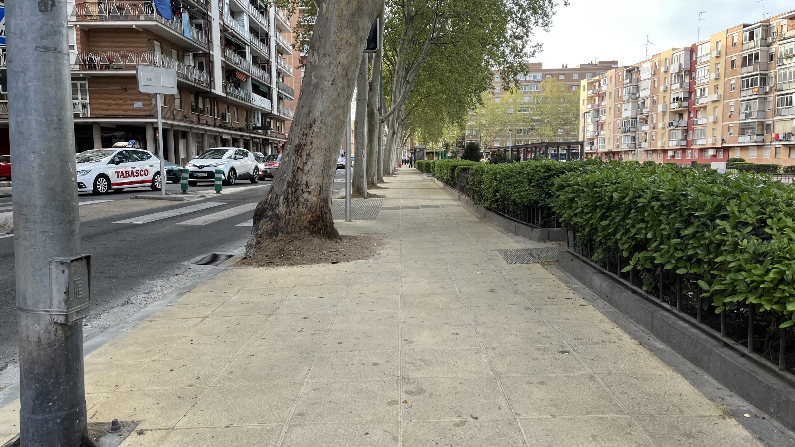 Mejoras en Caballería Española: Nuevas aceras impulsan accesibilidad y seguridad.