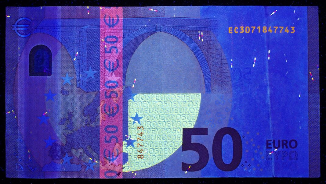 Billetes falsos de 50 euros: cómo detectarlos en segundos 2 Cara delantera del billete de 50 euros con elementos de seguridad
