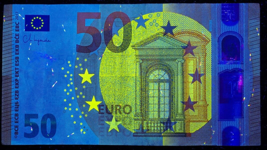Billetes falsos de 50 euros: cómo detectarlos en segundos 1 Elementos de seguridad del reverso del billete de 50 euros