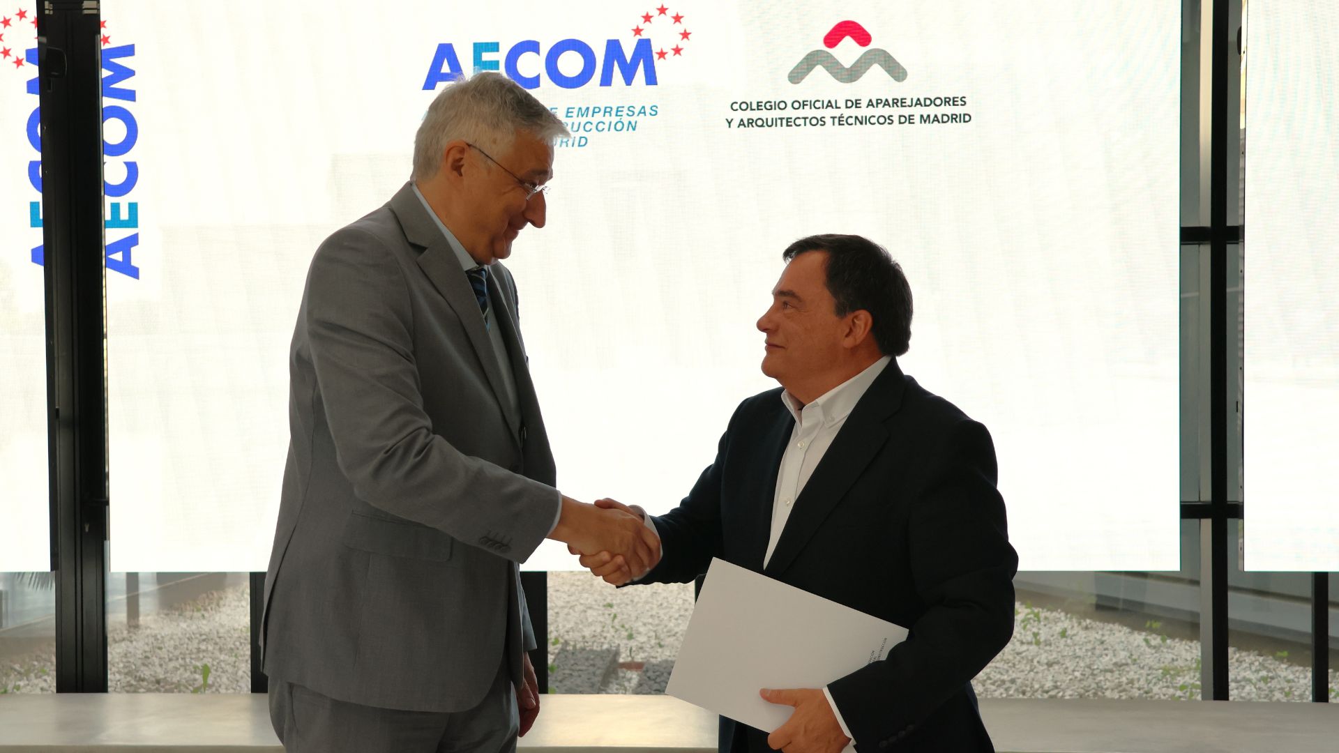 AECOM y el Colegio de Aparejadores de Madrid forjan una alianza para transformar la construcción mediante la innovación y profesionalización