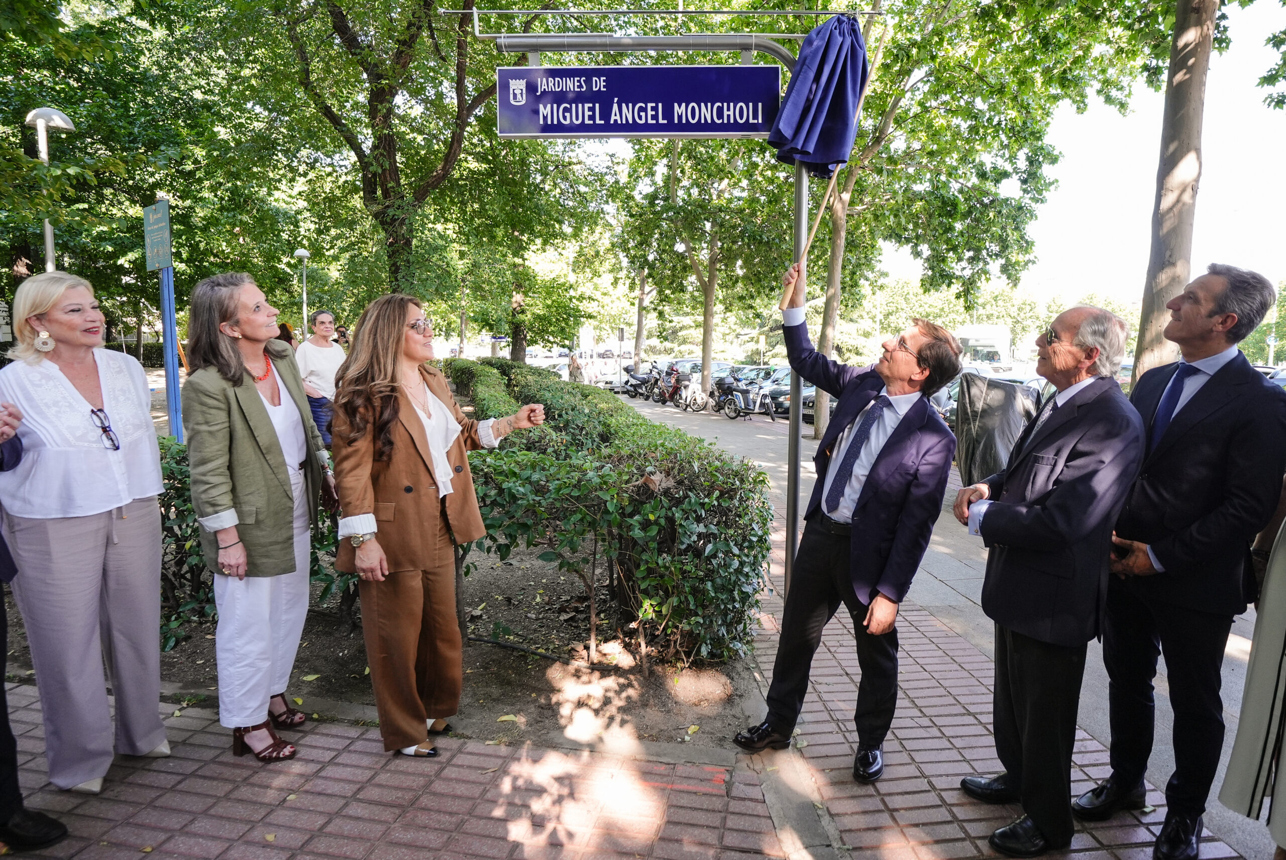 Almeida inaugura los jardines de Miguel Ángel Moncholi en la avenida de los Toreros