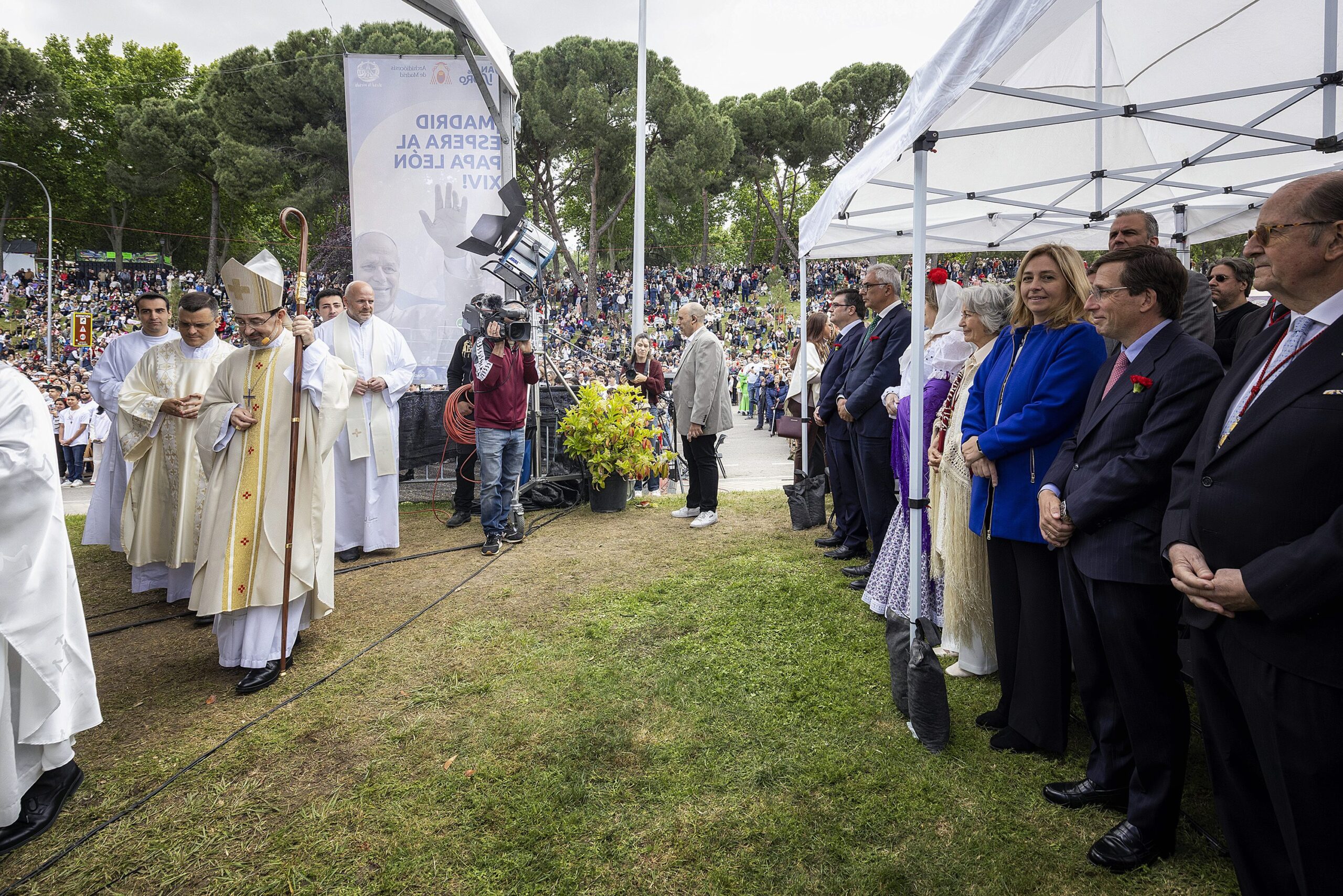 Almeida asiste a la misa de San Isidro en la Pradera de Madrid