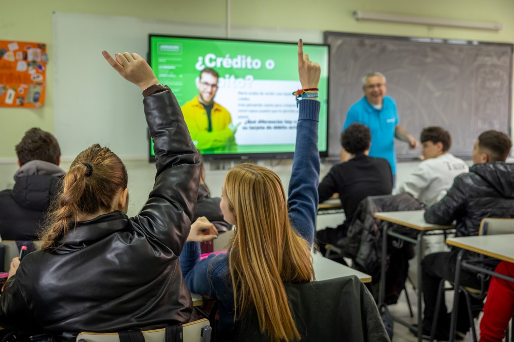 CaixaBank destacada por BIAC como líder en educación financiera global según informe de la OCDE