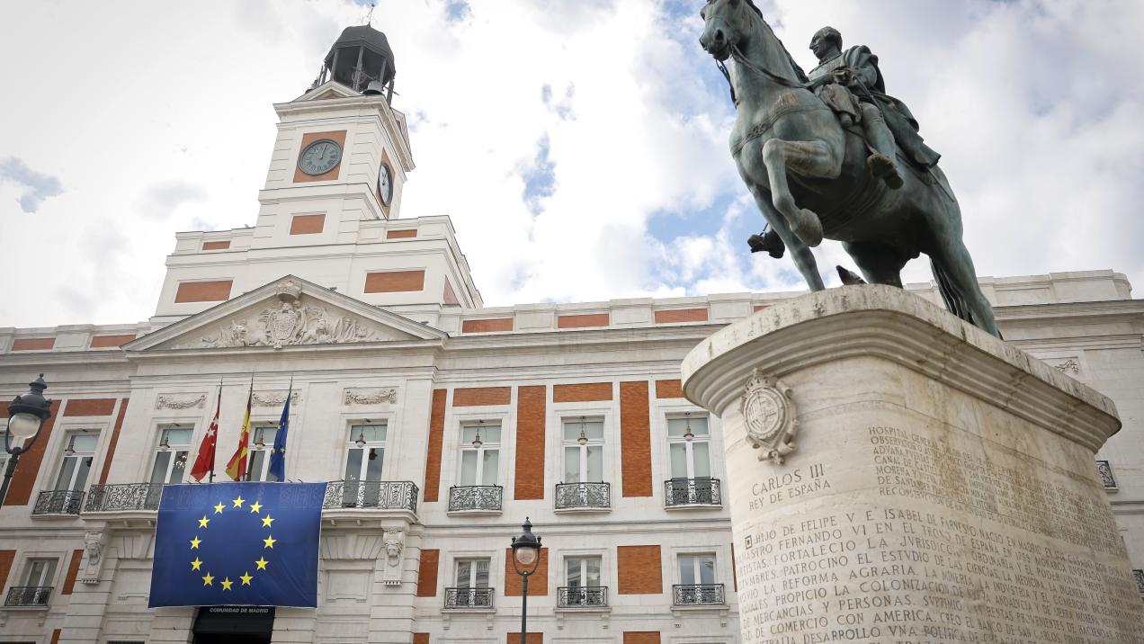 La Real Casa de Correos luce la bandera europea por el Día de Europa