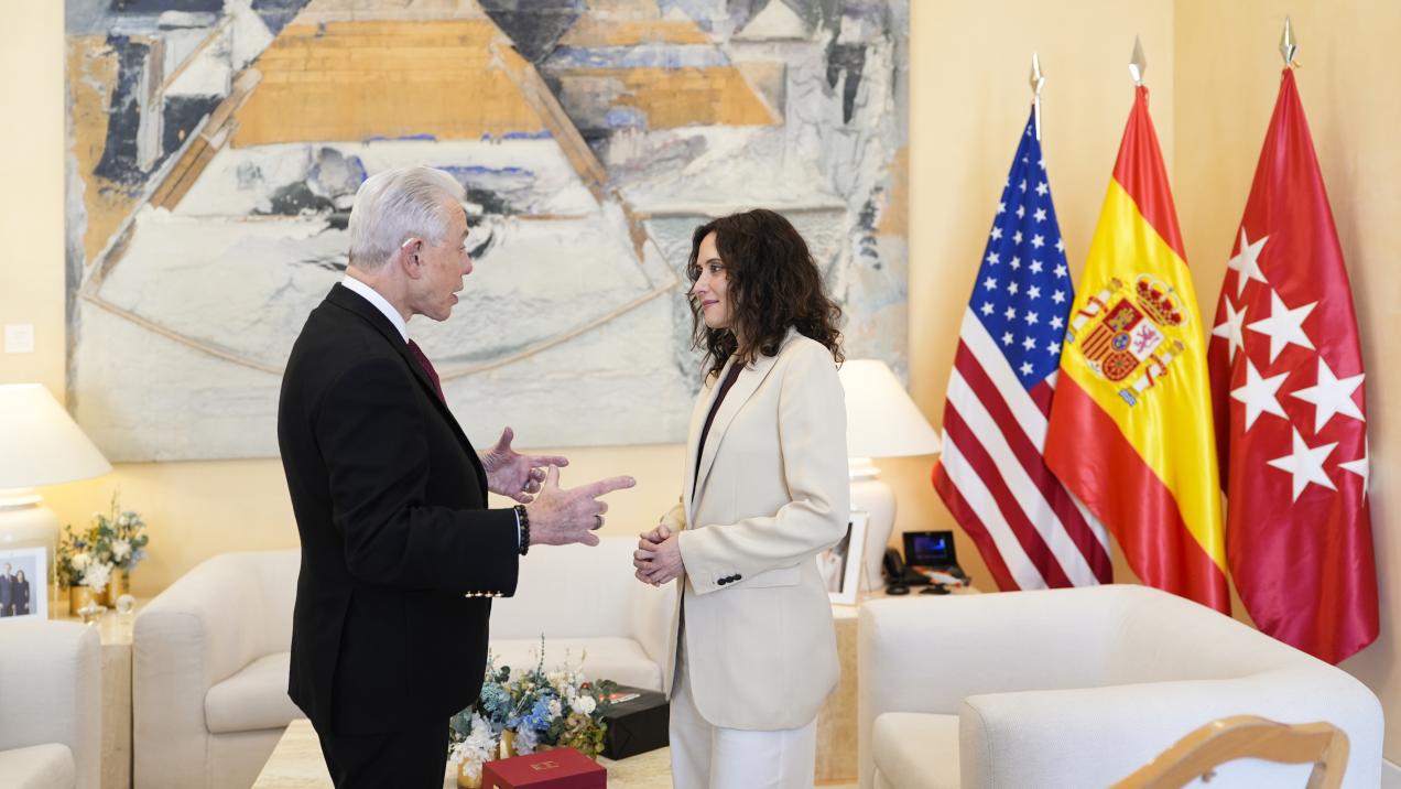 Ayuso se reúne con el embajador de EEUU en Madrid