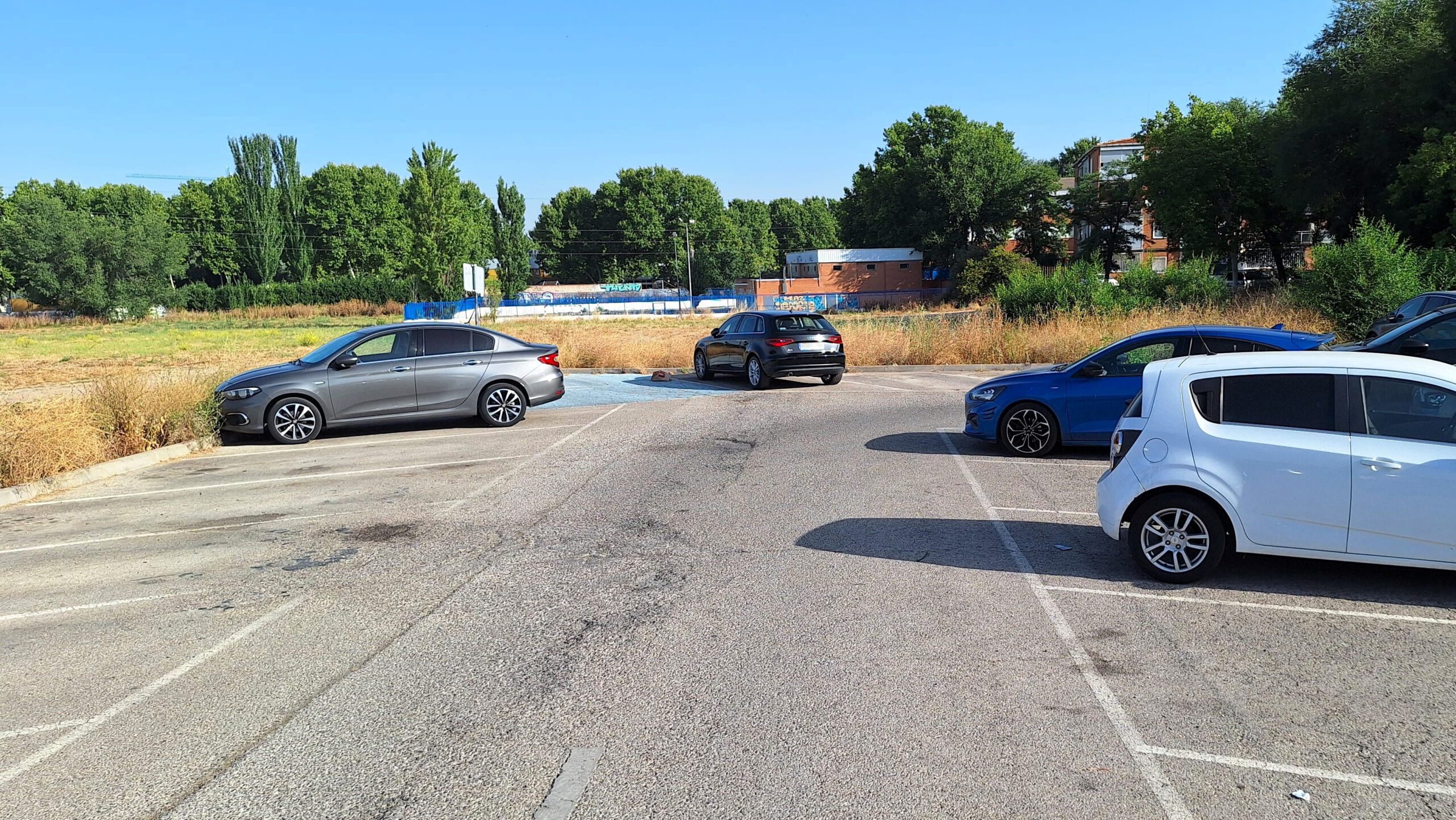 El Ayuntamiento de Alcalá inicia proyecto para ampliar estacionamientos entre Camino del Juncal y Jiménez de Quesada.