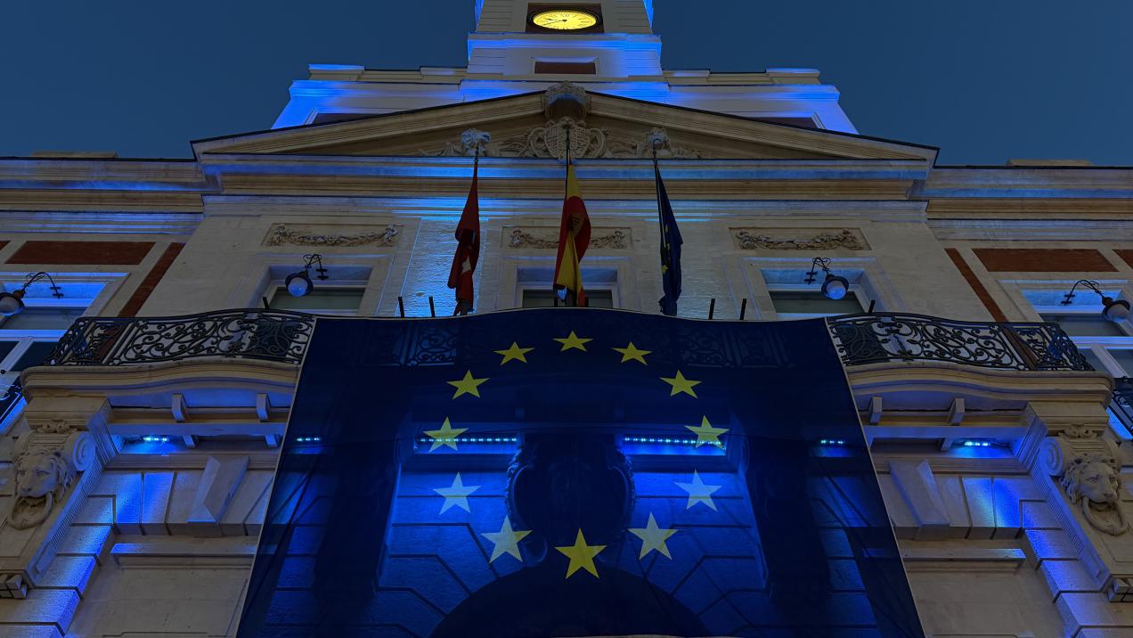 La Real Casa de Correos luce azul por el Día de Europa