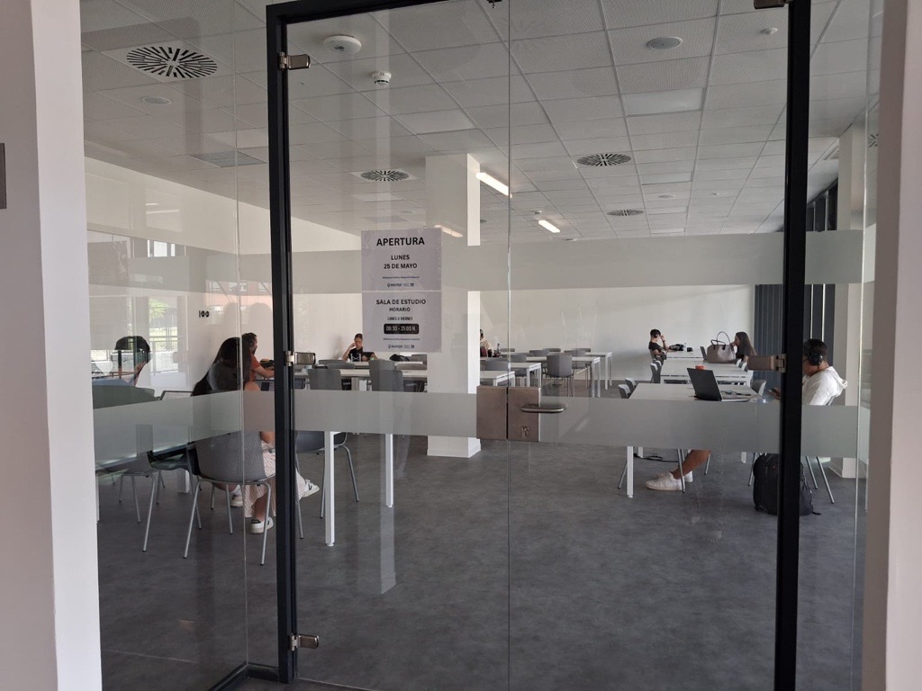 El Ayuntamiento inaugura una sala de estudio en Vallecas y amplia horarios para la EBAU