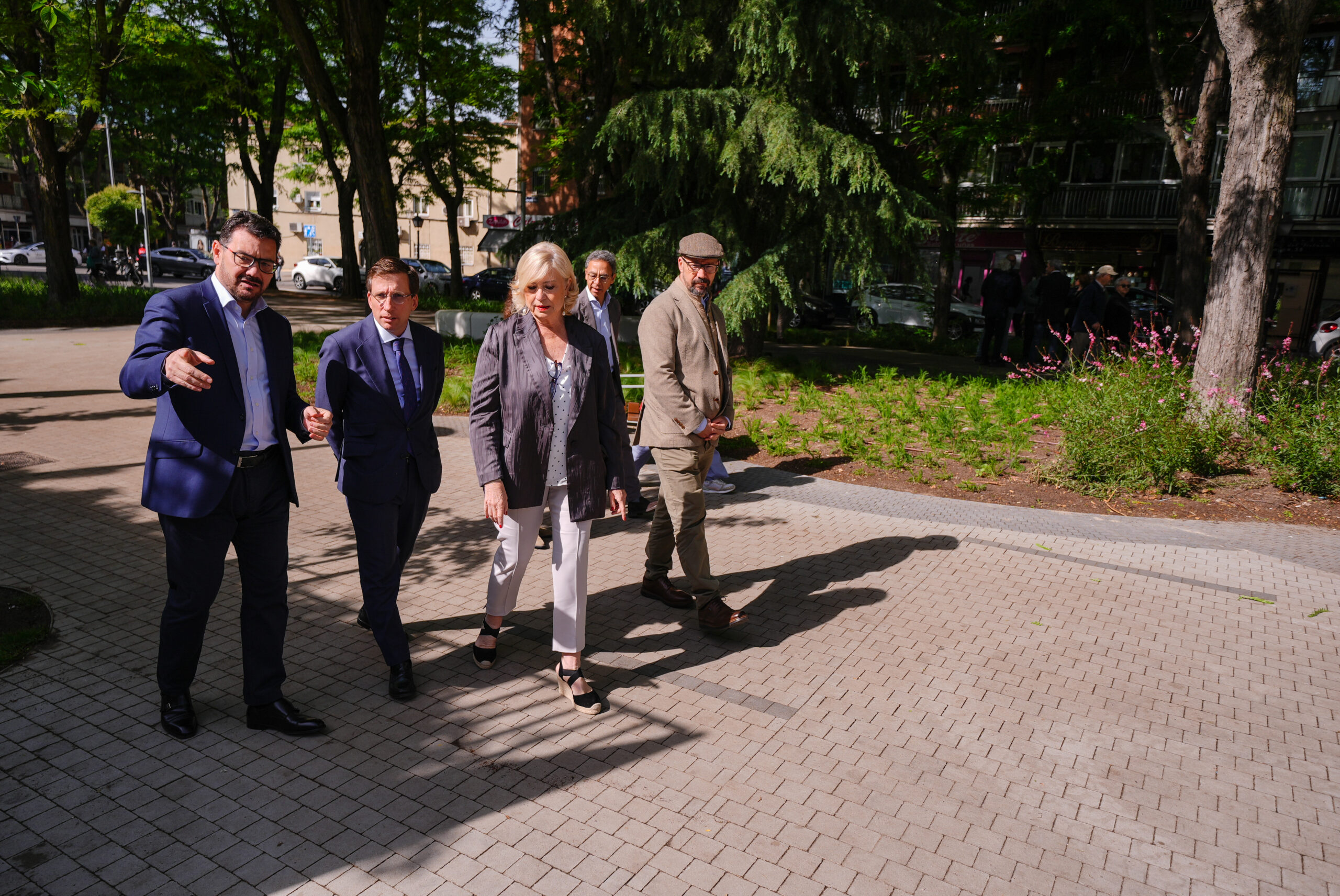 Almeida visita la remodelación del paseo de Federico García Lorca