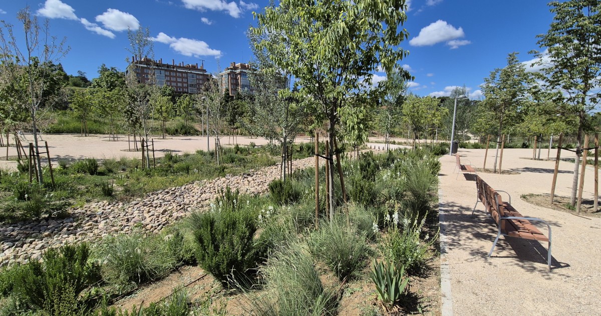 Los vecinos de Peñagrande estrenan la zona verde de Joaquín Lorenzo