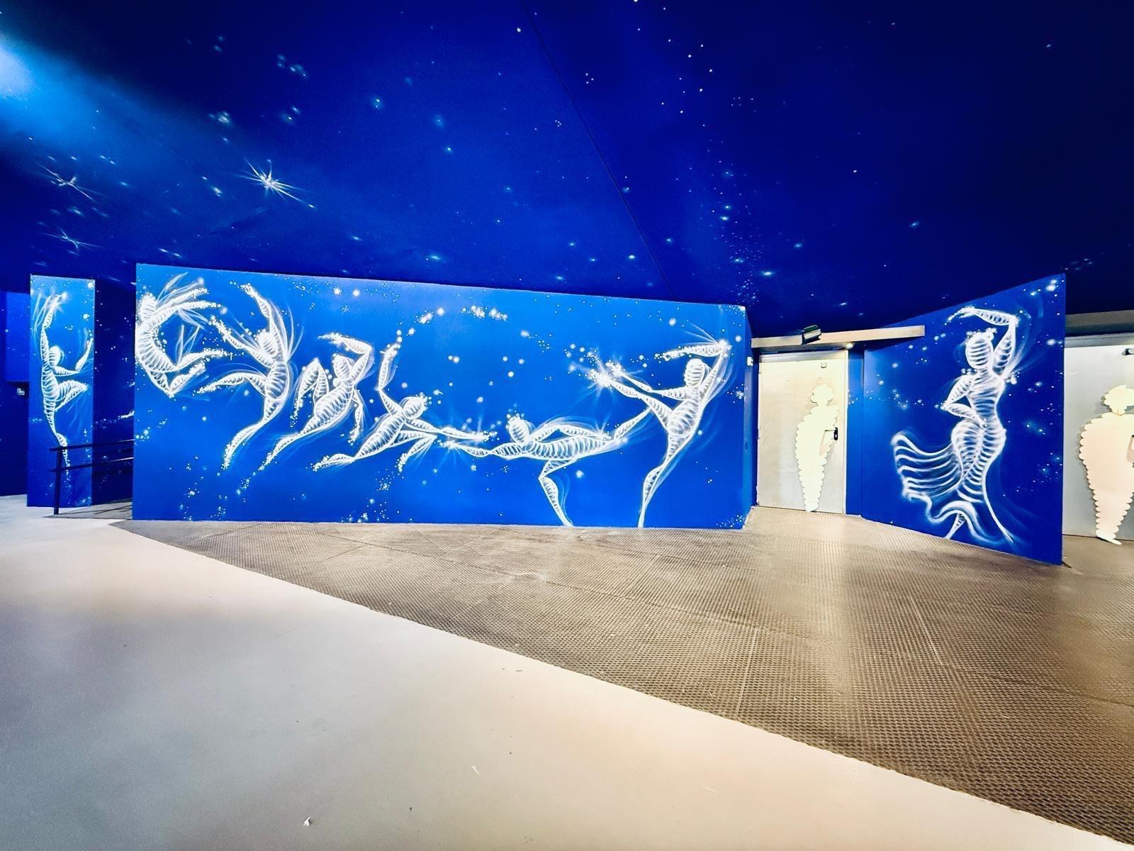SUSO33 pinta el mural ‘Las paredes danzan’ en el acceso al Centro Danza Matadero