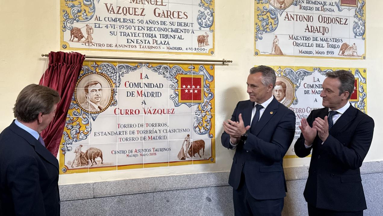 Curro Vázquez recibe un azulejo conmemorativo en Las Ventas de Madrid