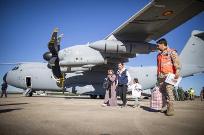 España evacúa 20 niños palestinos de Gaza para tratamiento médico en hospitales
