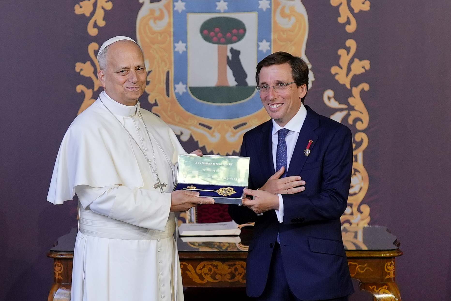Almeida entrega al Papa León XIV la Llave de Oro de Madrid en Cibeles
