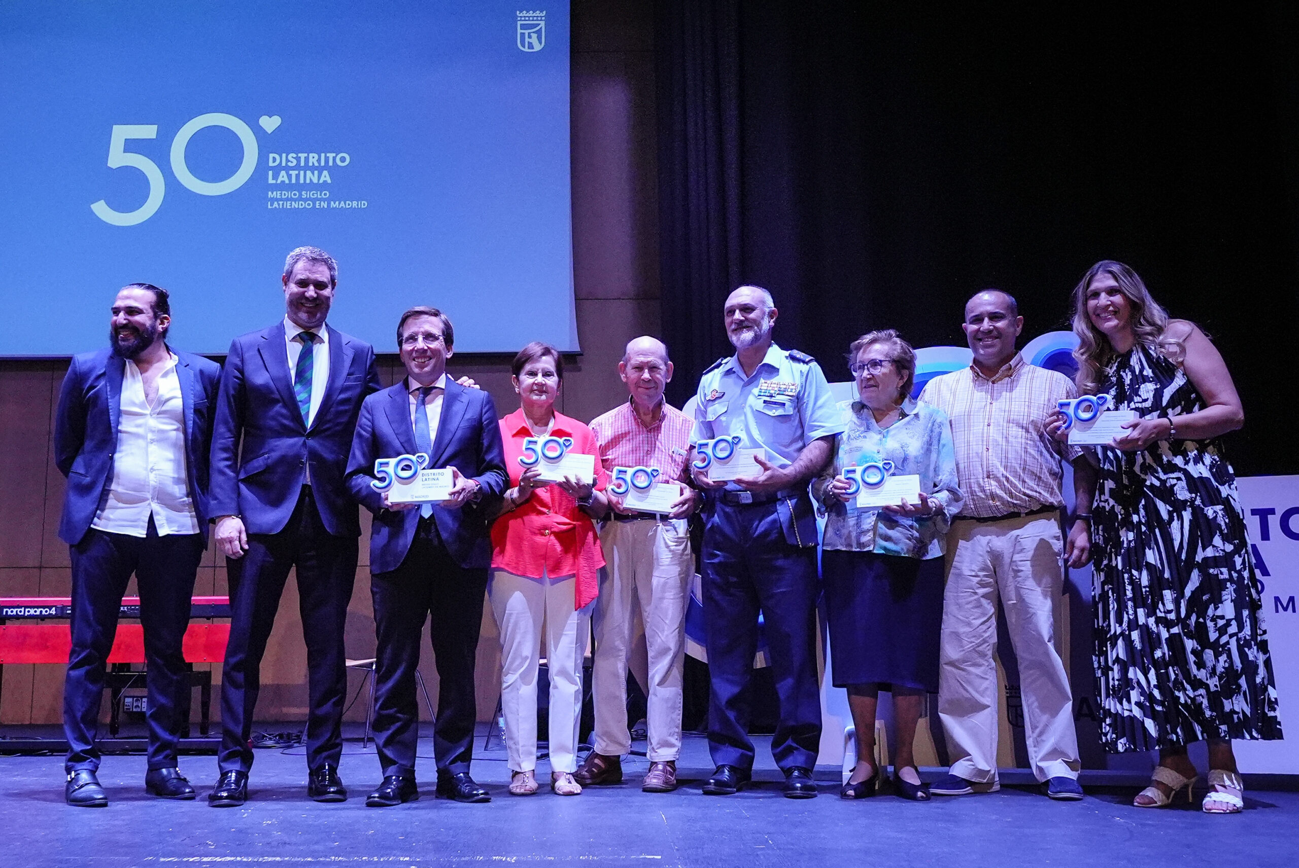 El alcalde de Madrid, Jos&eacute; Luis Mart&iacute;nez-Almeida, junto al concejal de Latina, Alberto Gonz&aacute;lez, en la gala del 50&ordm; aniversario de la constituci&oacute;n del distrito