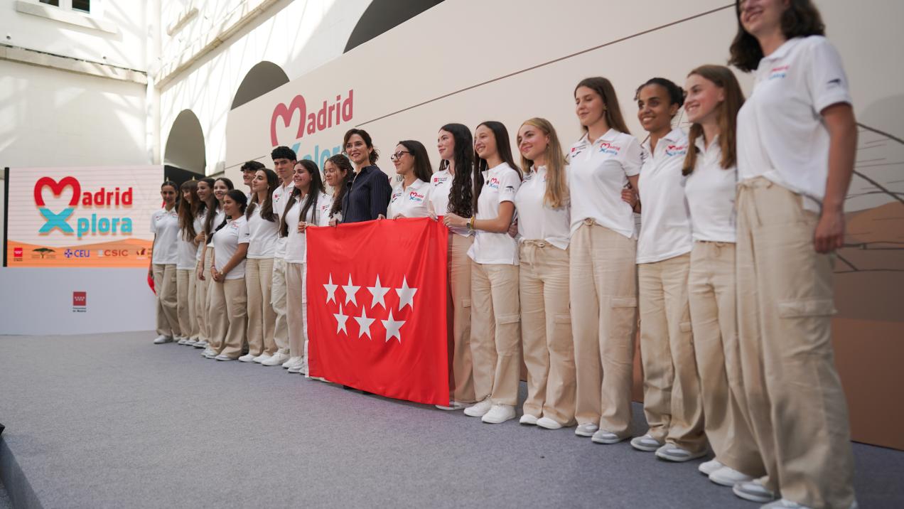 Ayuso despide a 20 jóvenes de excelencia académica que viajan a Egipto