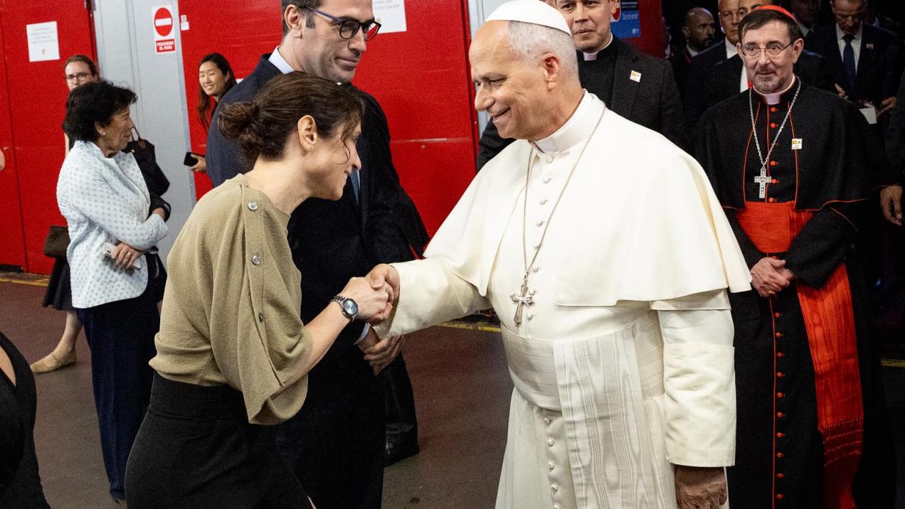 Ayuso y el Papa León XIV se reúnen en el Movistar Arena con la sociedad civil española