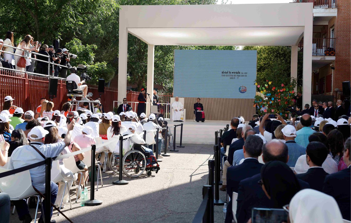 El Papa León XIV visita el CEDIA de Cáritas Madrid para personas sin hogar