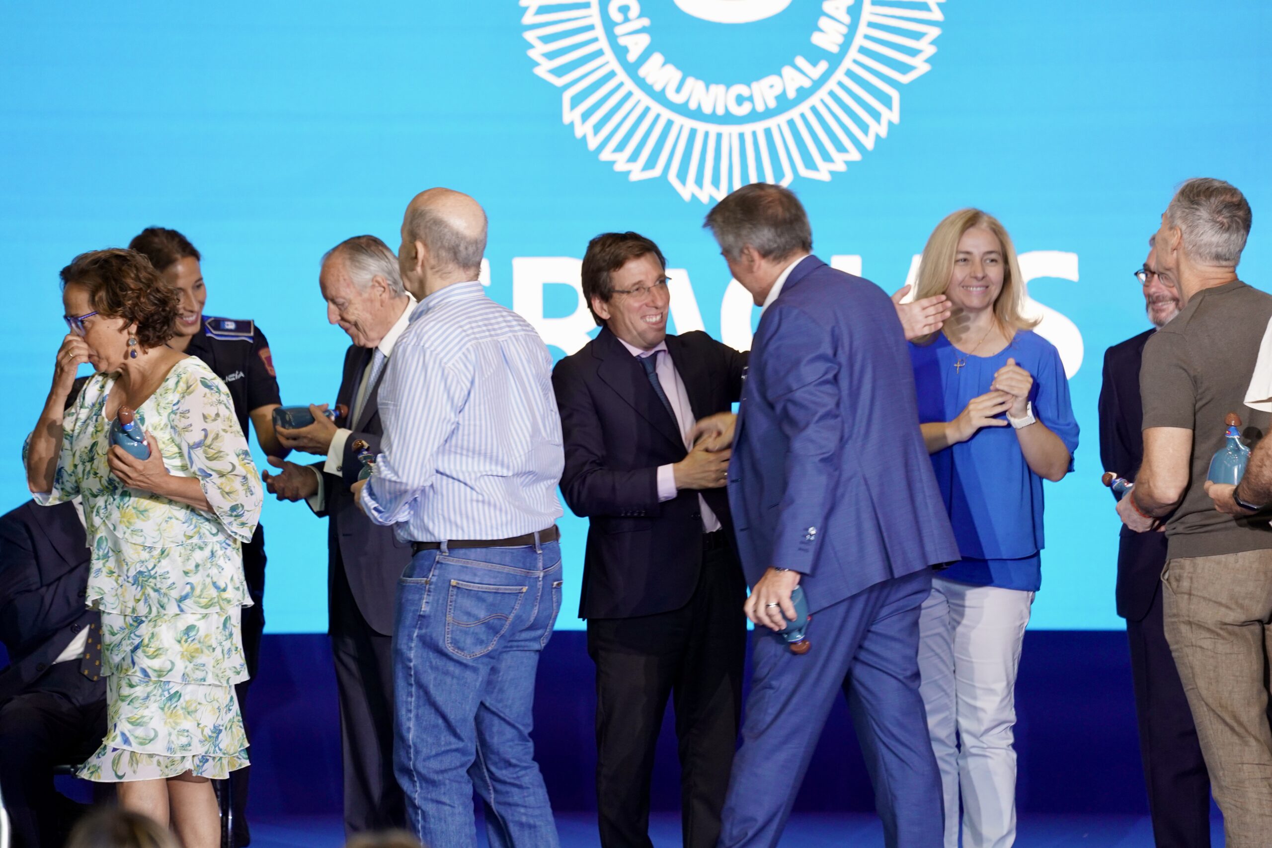 Almeida homenajea en la Casa de Campo a 272 jubilados de emergencias