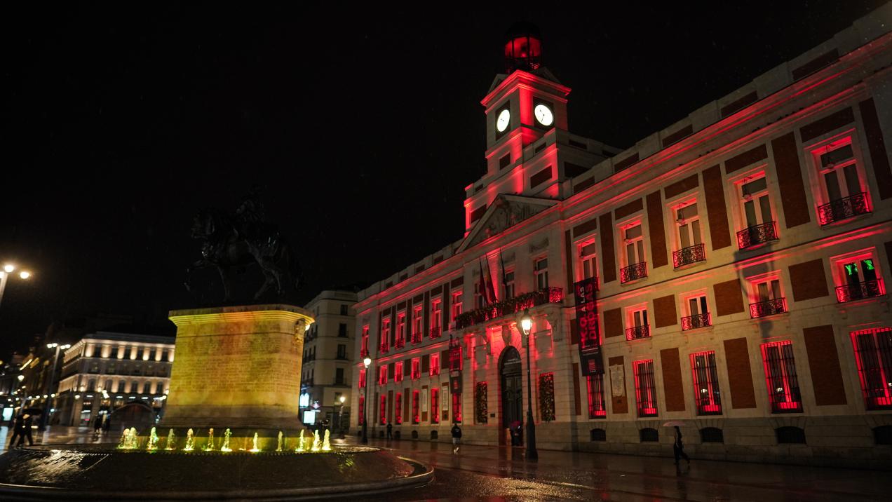 La Comunidad de Madrid Ilumina la Real Casa de Correos en Honor al Día Mundial de Conciencia sobre Cavernomas y Donación de Sangre