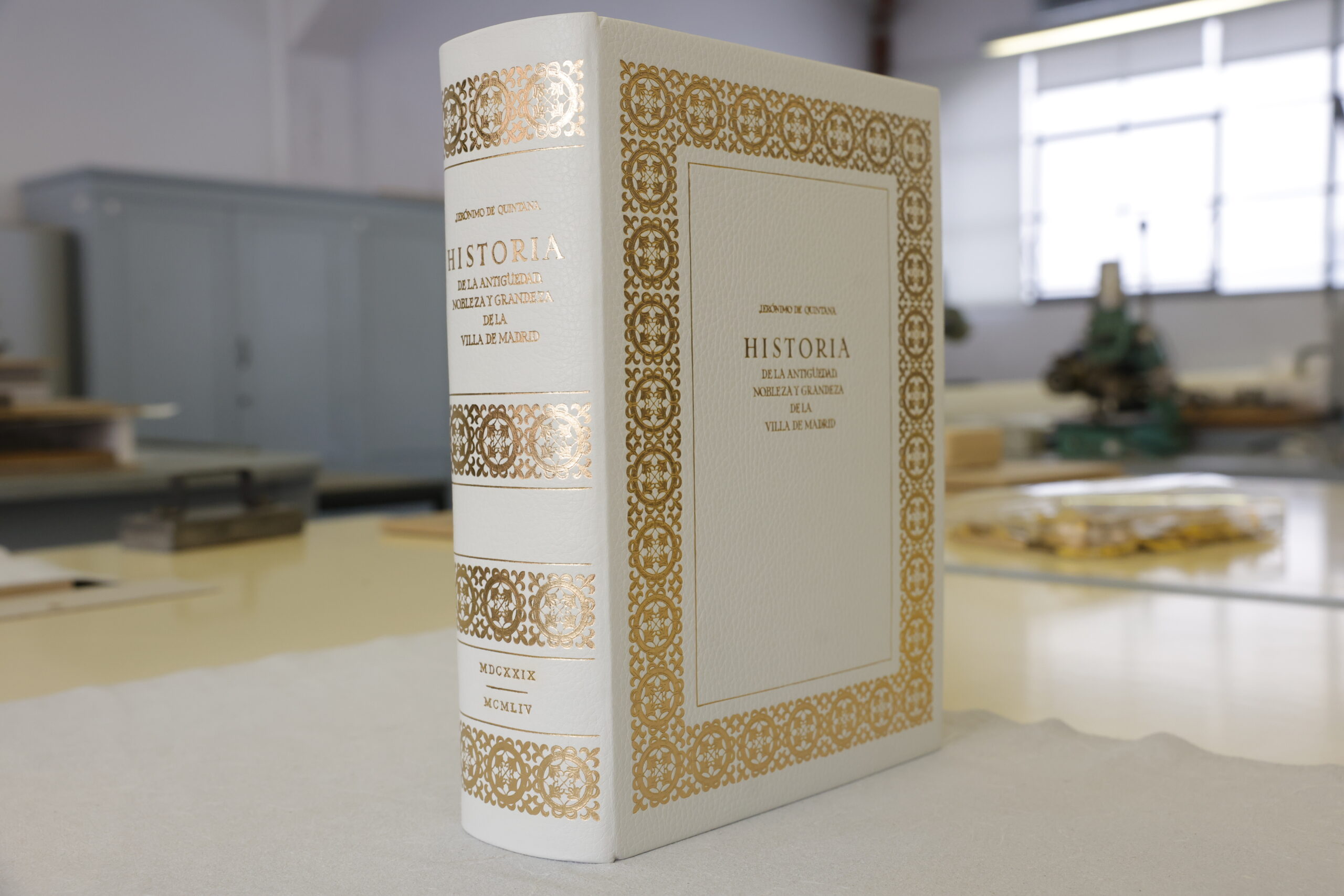 Madrid obsequia al papa León XIV con un libro histórico del siglo XVII