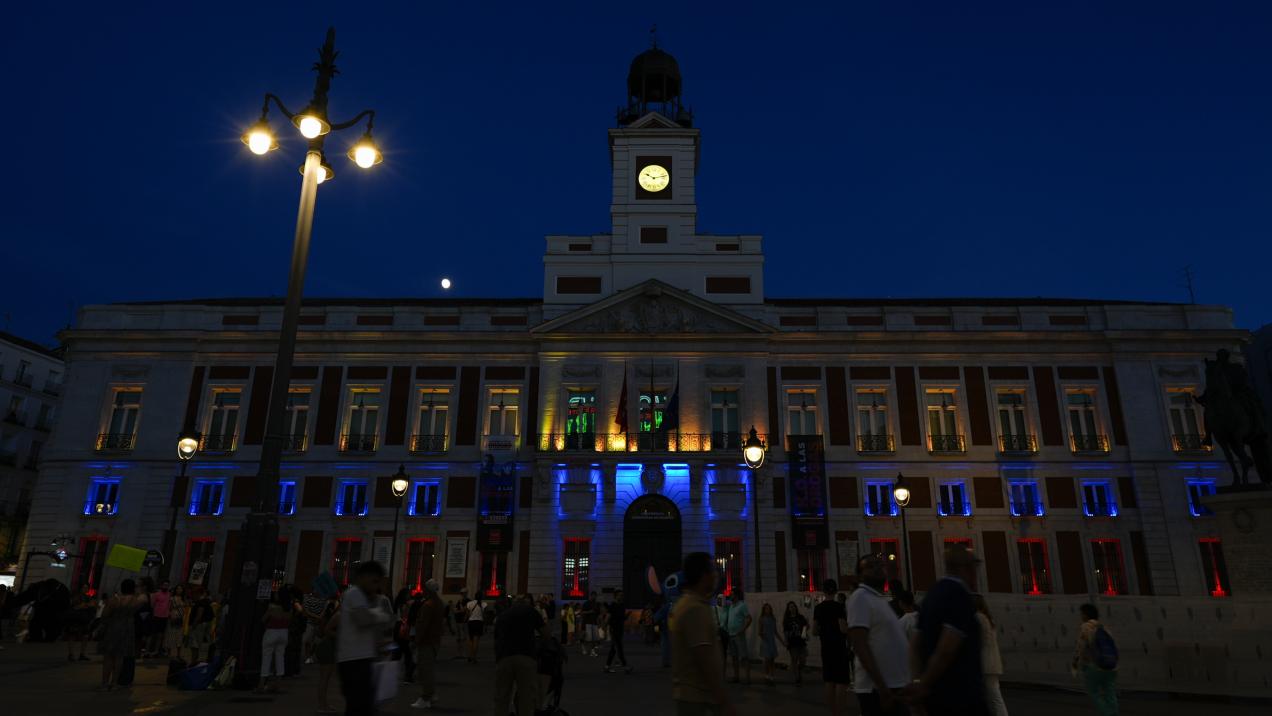 Madrid luce la bandera de Venezuela en la Casa de Correos