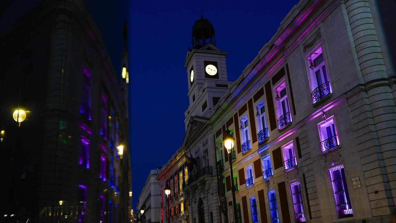 La Real Casa de Correos se Viste de Arcoíris para Celebrar el Orgullo LGTBI en Madrid