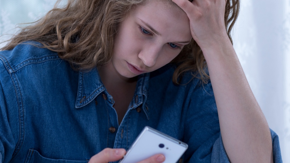Más de la Mitad de los Jóvenes Enfrentan Contenido Hostil en Internet