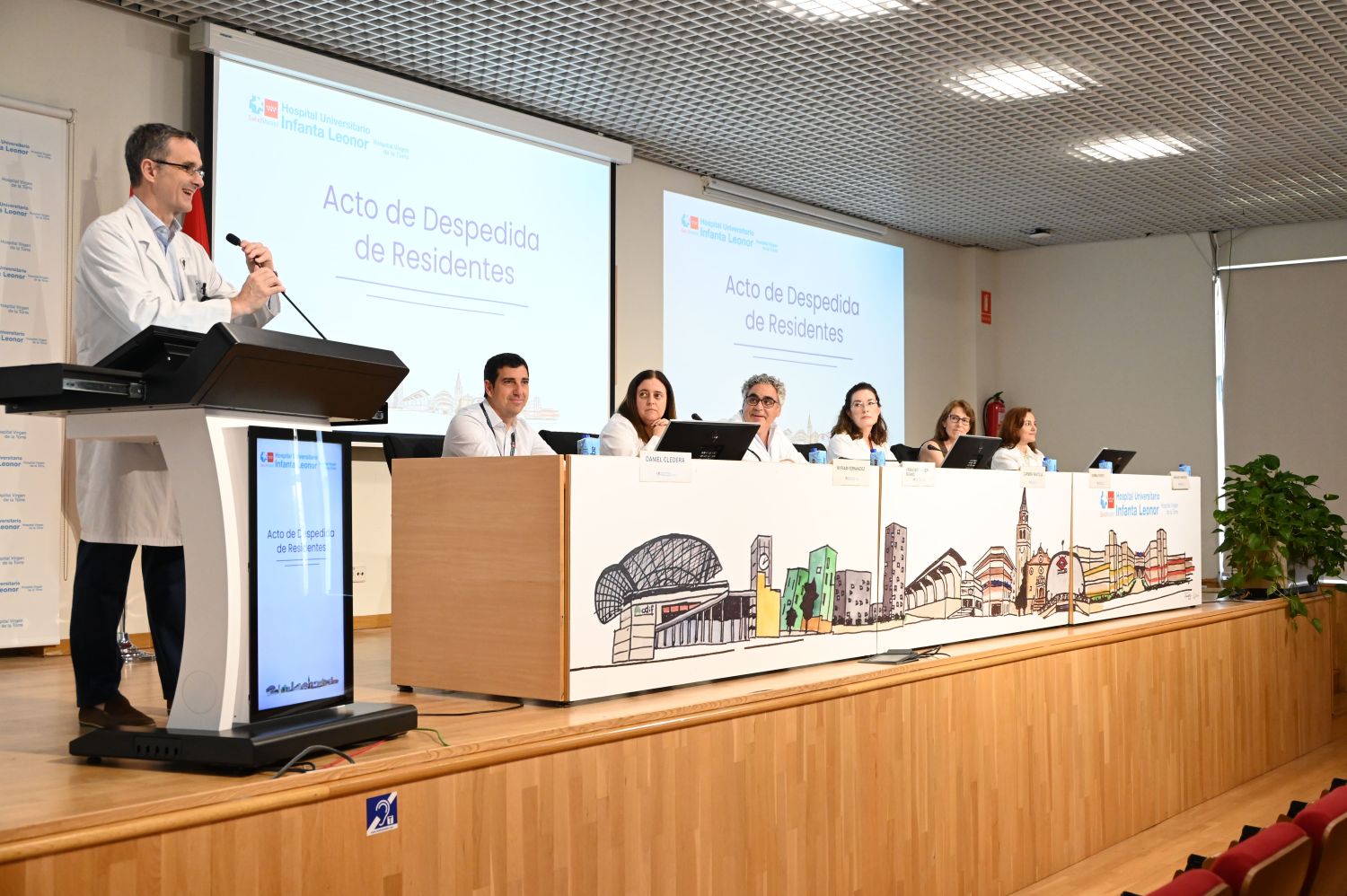 El Hospital público Infanta Leonor celebra el acto de despedida a 35 residentes tras completar su formación