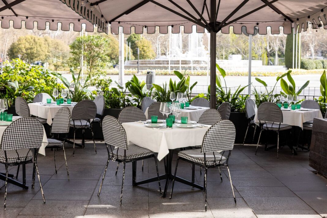 Cinco terrazas frescas en Madrid para el verano, de Chueca a la Plaza de Neptuno 3 Terraza de Chez Madrid con vistas a la Plaza de Neptuno
