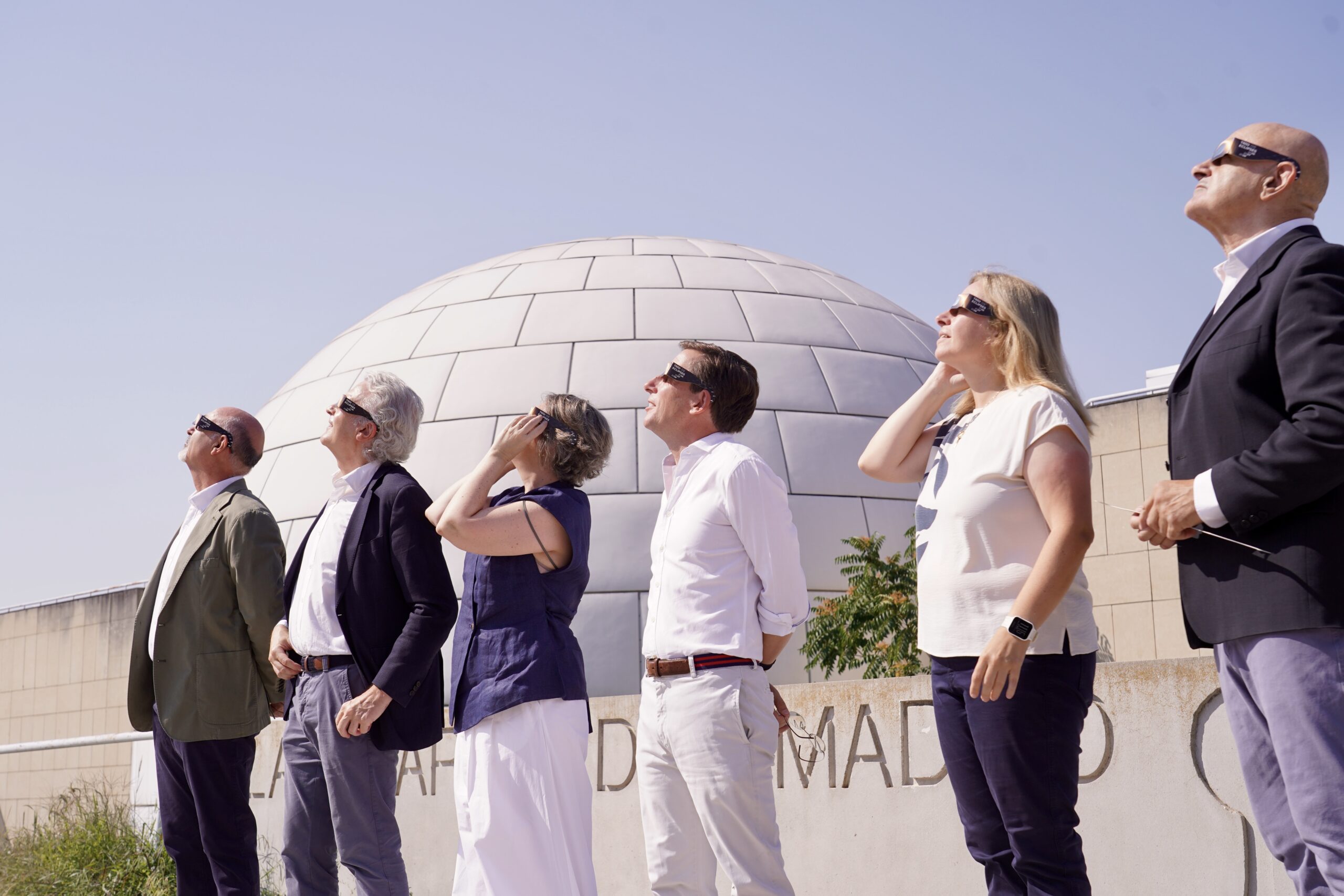 Almeida Invita a los Madrileños a Vivir la Experiencia de un Trío de Eclipses en el Planetario