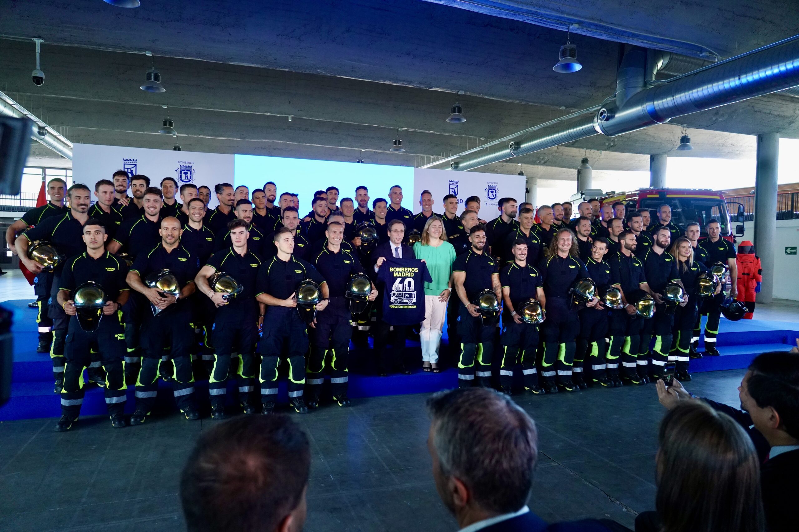 Almeida da la bienvenida a 60 nuevos bomberos conductores en Madrid
